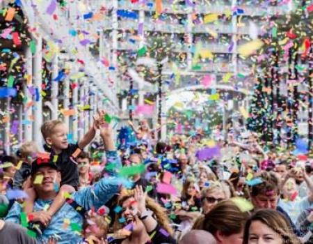 families and kids with confetti